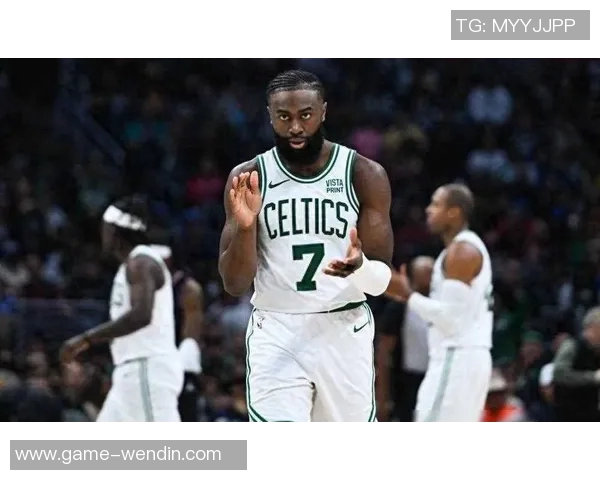 杰伦布朗半场表现出色普理查德助攻频繁两人联手引领球队攻势